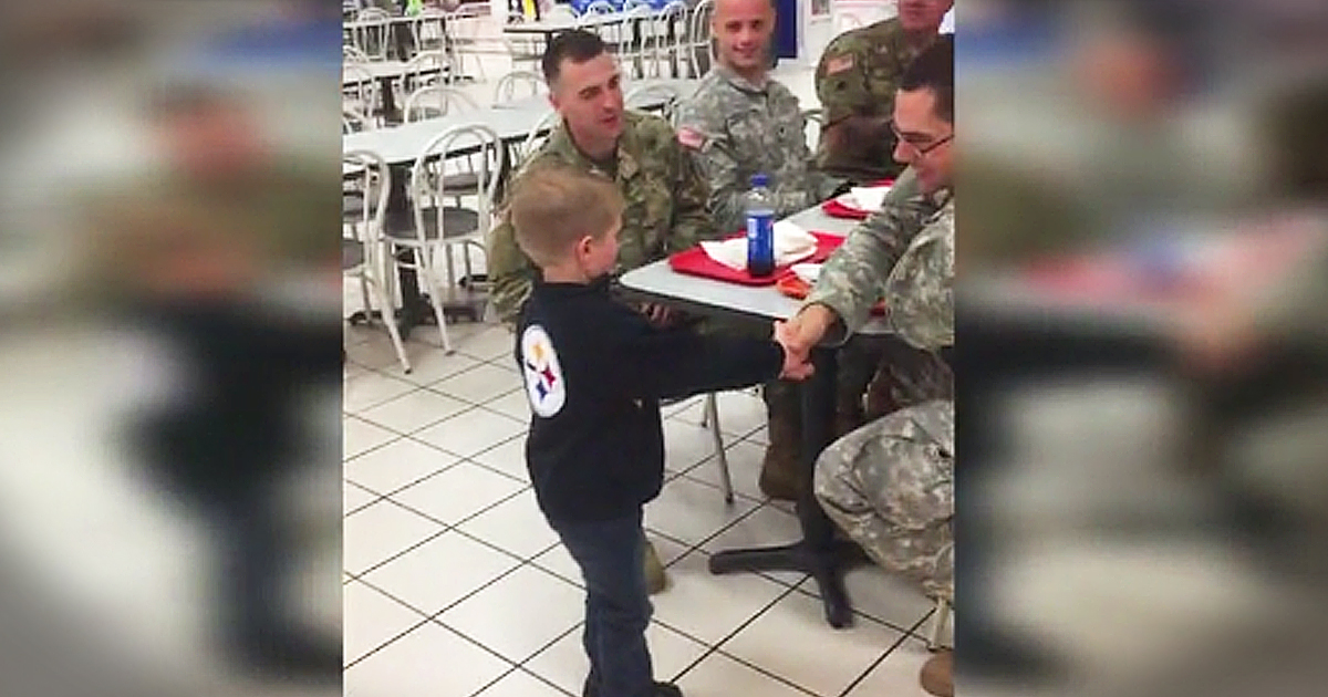 5-Year-Old Thanks Soldiers Eating At The Mall Food Court